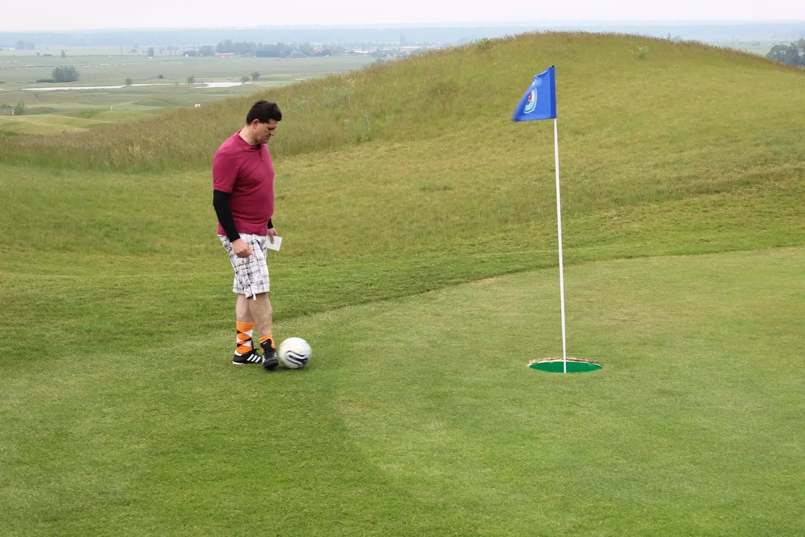 Jugador preparando el putt junto a la bandera
