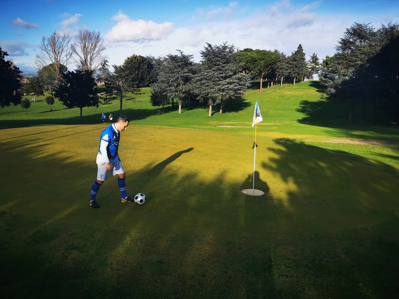 Jugador en el green al atardecer