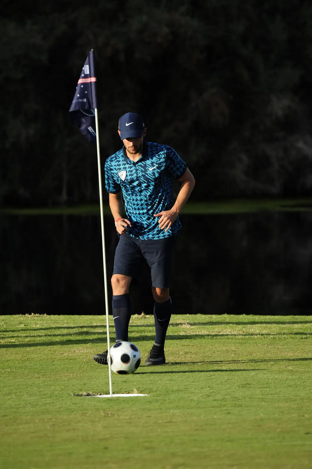 Jugador de footgolf pateando hacia el green