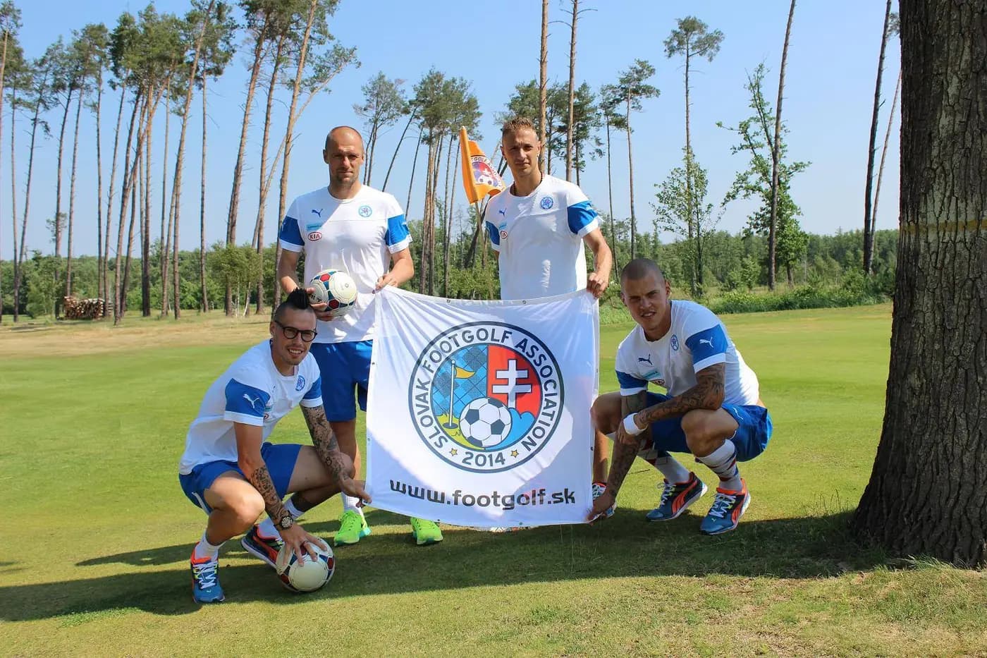 Equipo de footgolf con su bandera