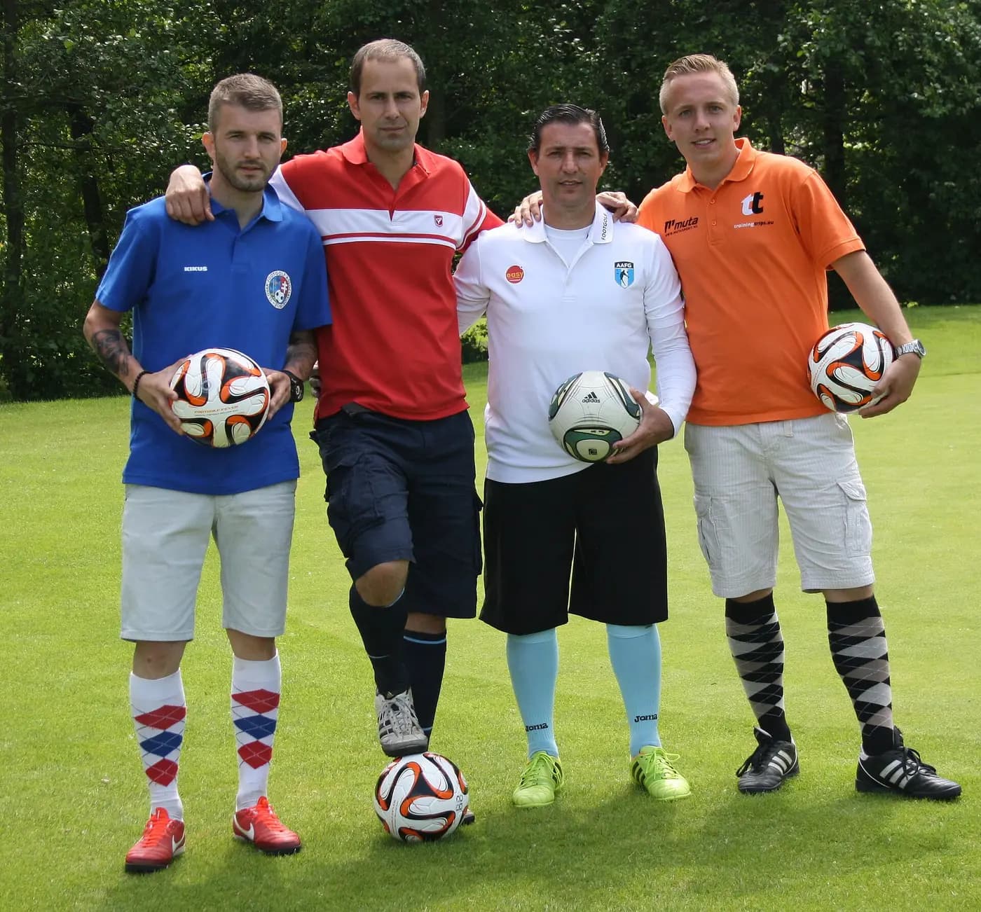 Grupo de jugadores posando con sus pelotas